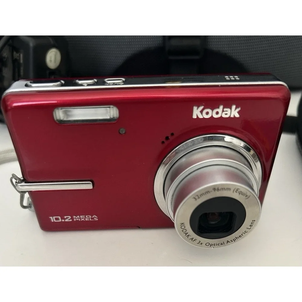 Kodak M1073 10.2mp Digital Camera w/ 2 Batteries, Charger two cases, booklet G55